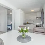 Luxury Three Bedrooms Silver Near Lejlighed