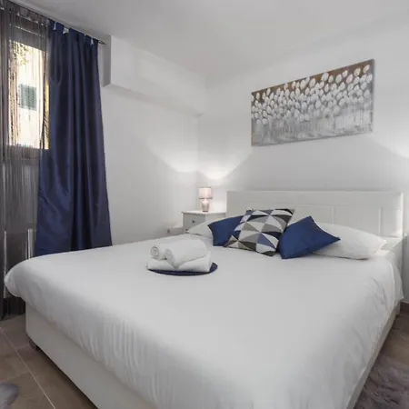 Apartment Luxury Three Bedrooms Silver Near