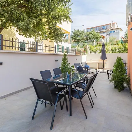 Apartment Luxury Three Bedrooms Silver Near *