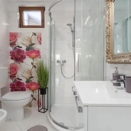 Luxury Three Bedrooms Silver Near Apartment Porec