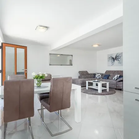 Luxury Three Bedrooms Silver Near Appartement *