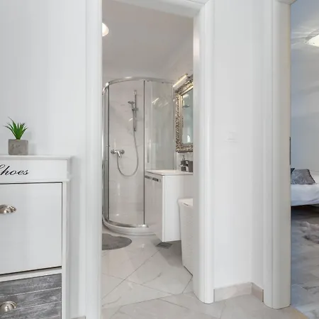 Luxury Three Bedrooms Silver Near 公寓 *